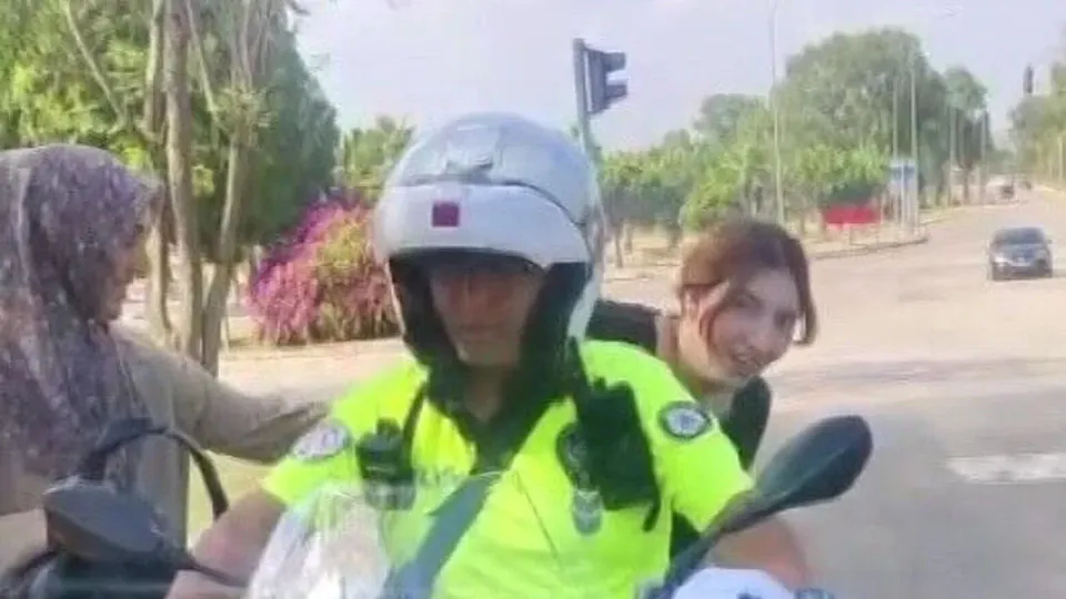 Adana'da YKS Yarışı: Geç Kalan Adayları Polis Ekipleri Yetiştirdi görseli