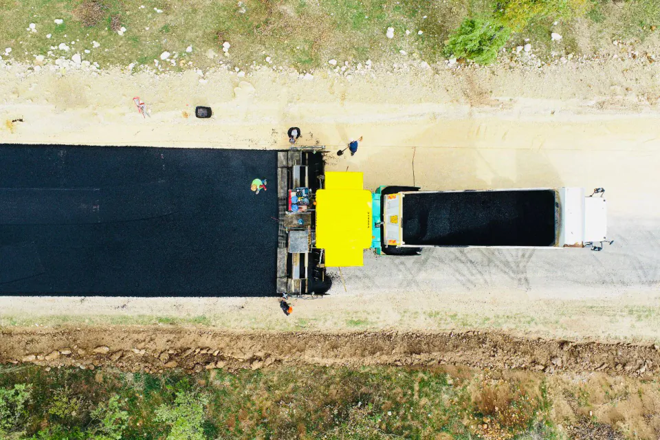 Afyonkarahisar'da Köy Yolları Yenileniyor: Binlerce Metrekare Yol Çizgisi Yapılacak görseli