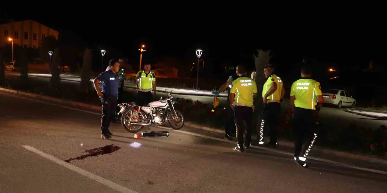 Karaman'da Motosiklet Kazası: Bisikletli Çocuklara Yol Veren Otomobile Çarpan Sürücü Ağır Yaralandı Karaman'da Motosiklet Kazası: Bisikletli Çocuklara Yol Veren Otomobile Çarpan Sürücü Ağır Yaralandı