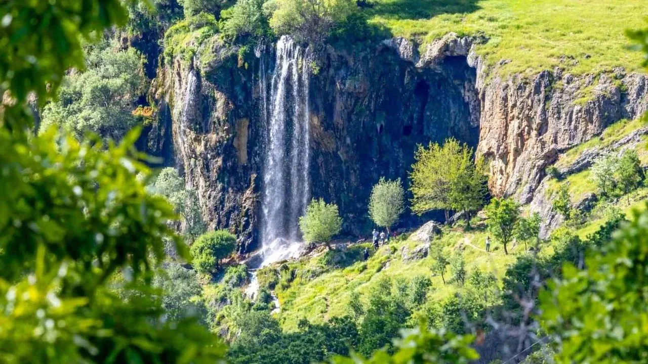 Bingöl'ün Doğal Mirası Pergasur Şelalesi Yaz Mevsiminde Göz Önünde Bingöl'ün Doğal Mirası Pergasur Şelalesi Yaz Mevsiminde Göz Önünde