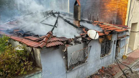 Uşak'ta tek katlı ev yangını: Kundaklama iddiasında soruşturma başlandı