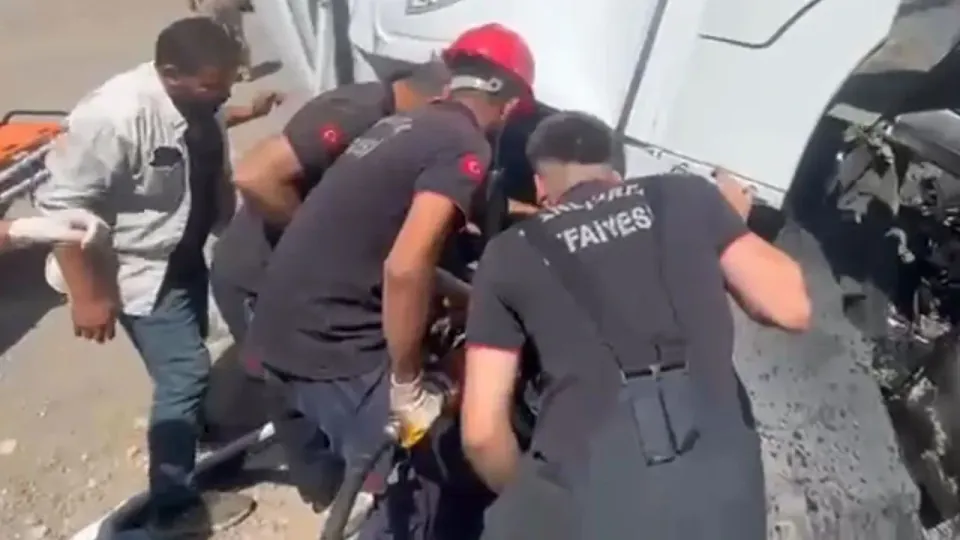 Şanlıurfa Viranşehir'de Tır ve Kamyon Çarpıştı: 1 Ölü 1 Yaralı görseli