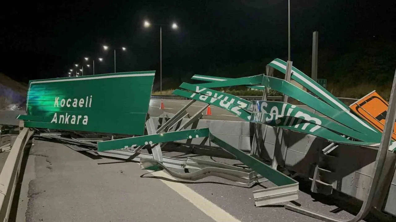 Kuzey Marmara Otoyolu'nda Korkutan Kaza: Damper Tabelaya Çarptı Kuzey Marmara Otoyolu'nda Korkutan Kaza: Damper Tabelaya Çarptı