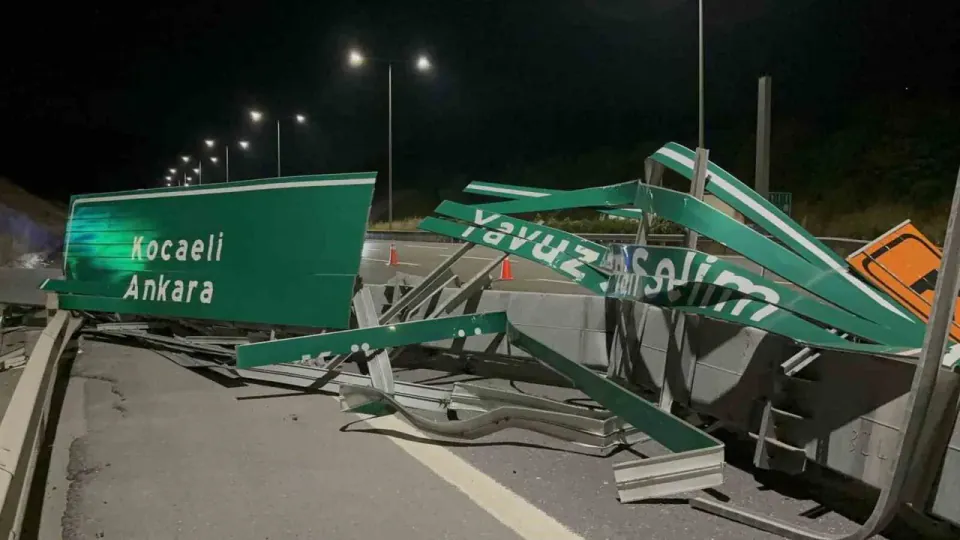 Kuzey Marmara Otoyolu'nda Korkutan Kaza: Damper Tabelaya Çarptı görseli