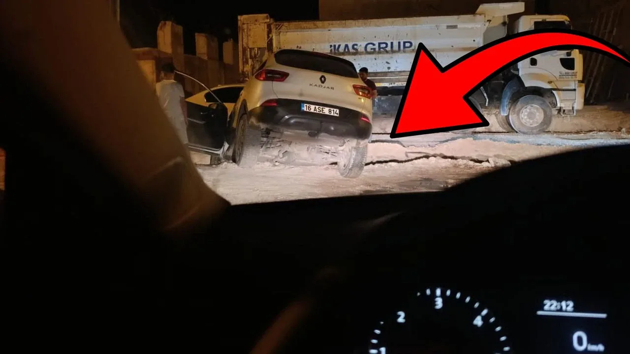 Hilvan'da Korkutan Kaza: Belediye Çukuruna Düşen Otomobil Pert Oldu Hilvan'da Korkutan Kaza: Belediye Çukuruna Düşen Otomobil Pert Oldu
