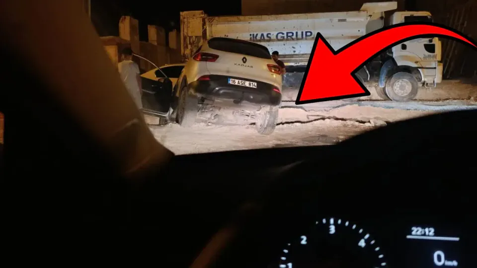 Hilvan'da Korkutan Kaza: Belediye Çukuruna Düşen Otomobil Pert Oldu görseli