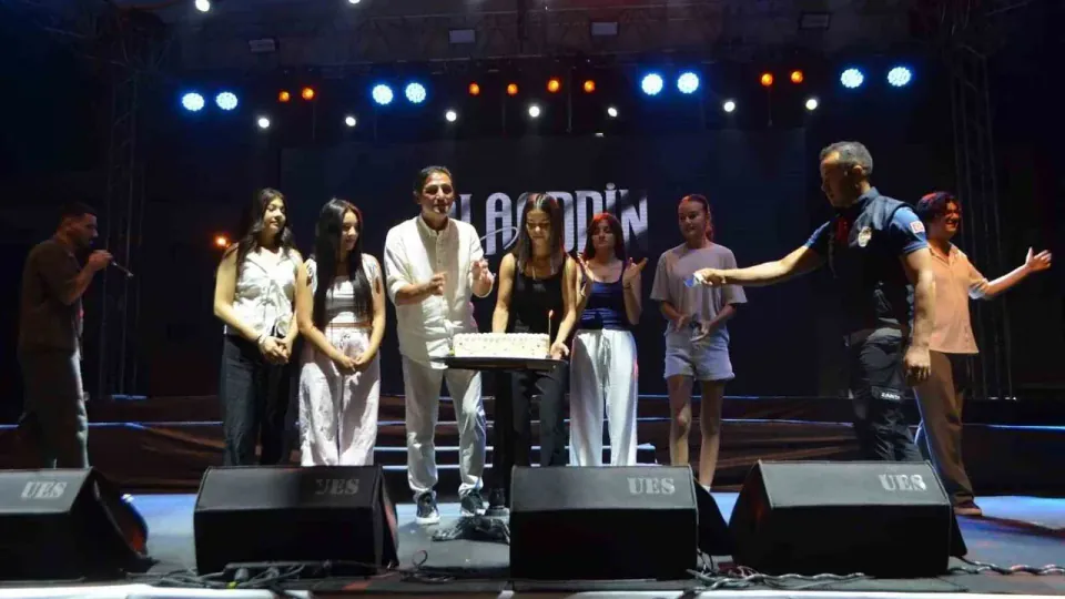 Selendi Tütün ve Cirit Festivali'nde Başkan Murat Daban'a sürpriz doğum günü kutlaması görseli