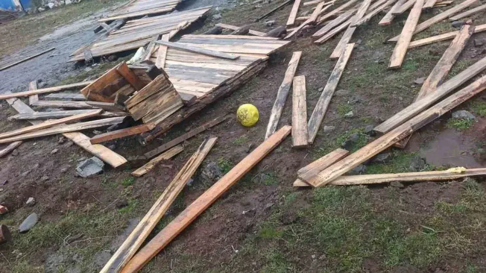 Erzurum Tekman’da hortum felaketi: Çatılar uçtu, nakilli hasta evsiz kaldı görseli