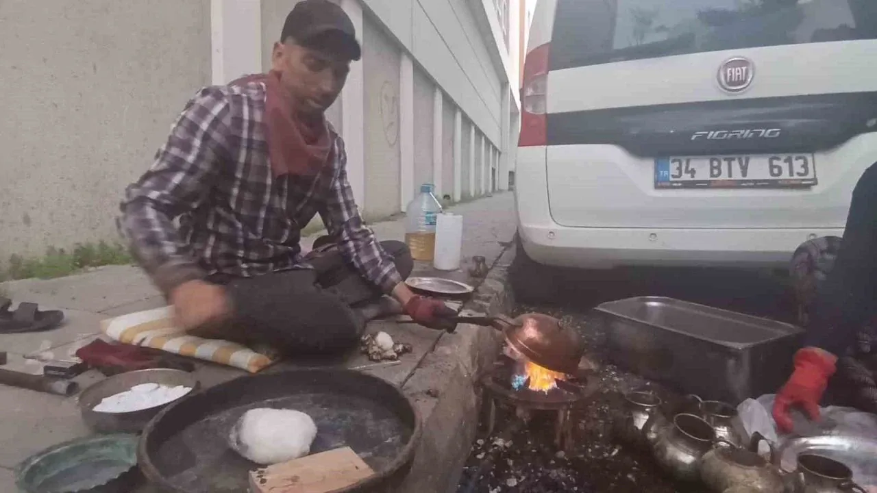 Kars sokaklarında bir zanaat mücadelesi: Karı-koca kalaycılıkla geçiniyor Kars sokaklarında bir zanaat mücadelesi: Karı-koca kalaycılıkla geçiniyor