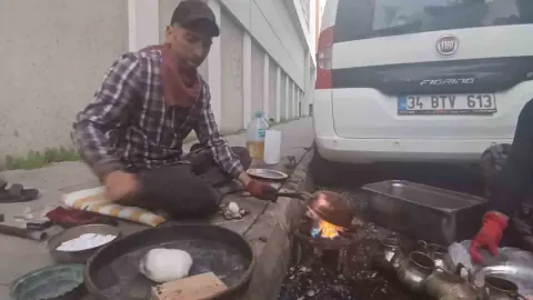 Kars sokaklarında bir zanaat mücadelesi: Karı-koca kalaycılıkla geçiniyor