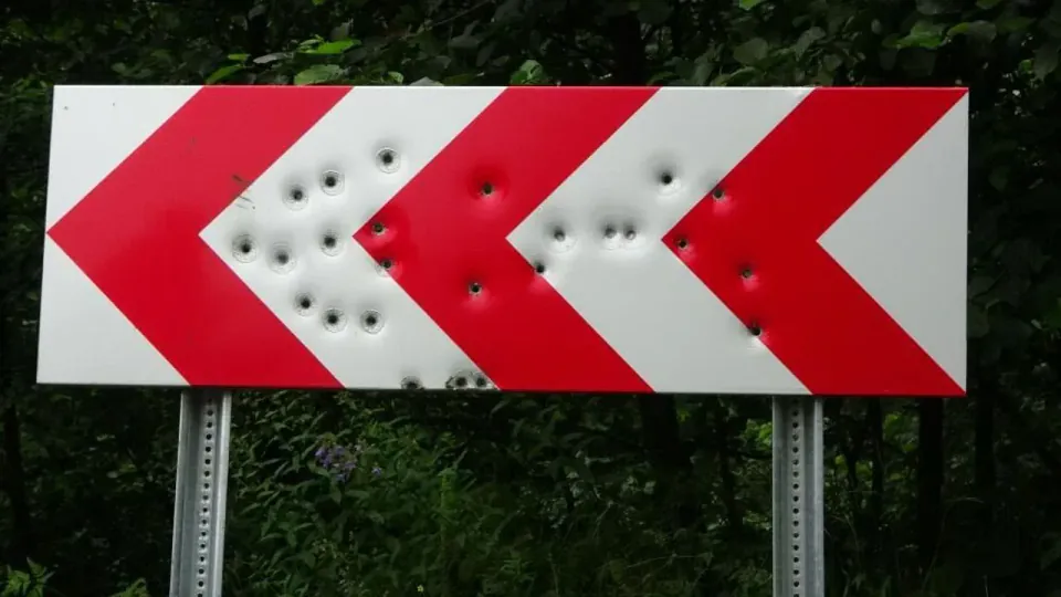 Karadeniz Yayla Yollarında Trafik Tabelaları Hedef Tahtası Oldu görseli