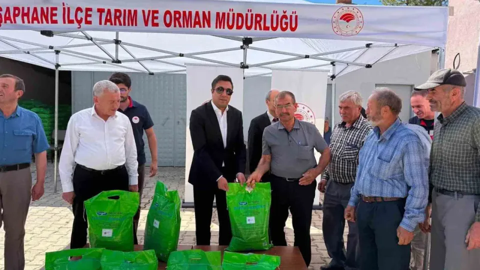 Şaphane'de kiraz ve vişne üreticilerine 4 bin kg bordo bulamacı desteği görseli