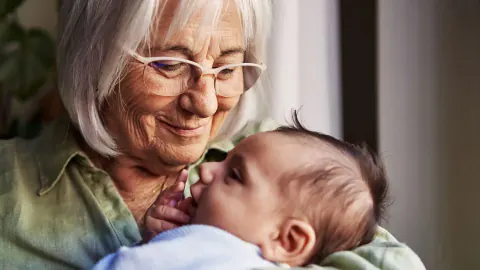 Anneannenin Gizli Etkisi: 'Büyükanne Etkisi' Çocukların Geleceğini Nasıl Şekillendiriyor?