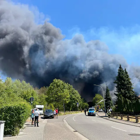 Almanya'da Büyük Yangın Neunkirchen-Wellesweiler'de bir depo binası alevler içinde kaldı.
