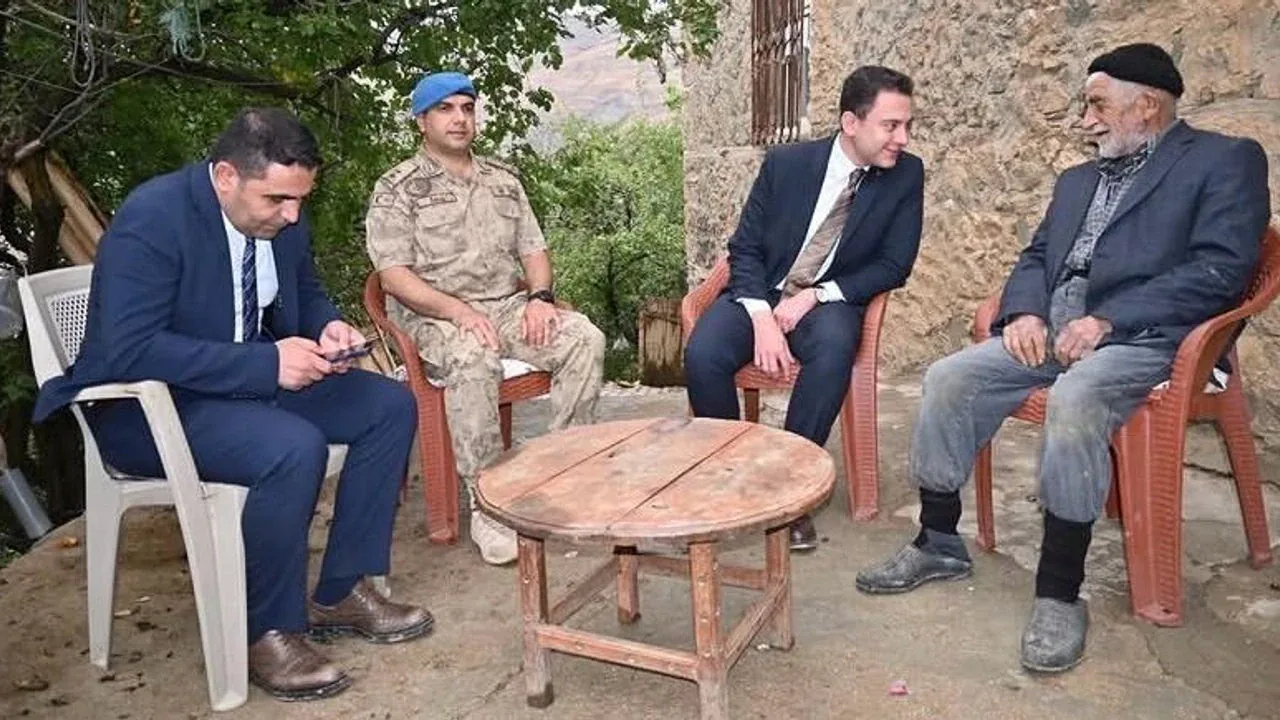 Hizan Kaymakamı Öztürk, Dünya Yaşlılar Günü'nde köylerde yaşlılara yanında oldu Hizan Kaymakamı Öztürk, Dünya Yaşlılar Günü'nde köylerde yaşlılara yanında oldu