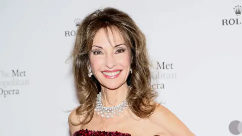 Susan Lucci Met Opera Galası'nda kırmızı pailletli elbiseyle 'yaşlanmayan' eleganansı sergiledi