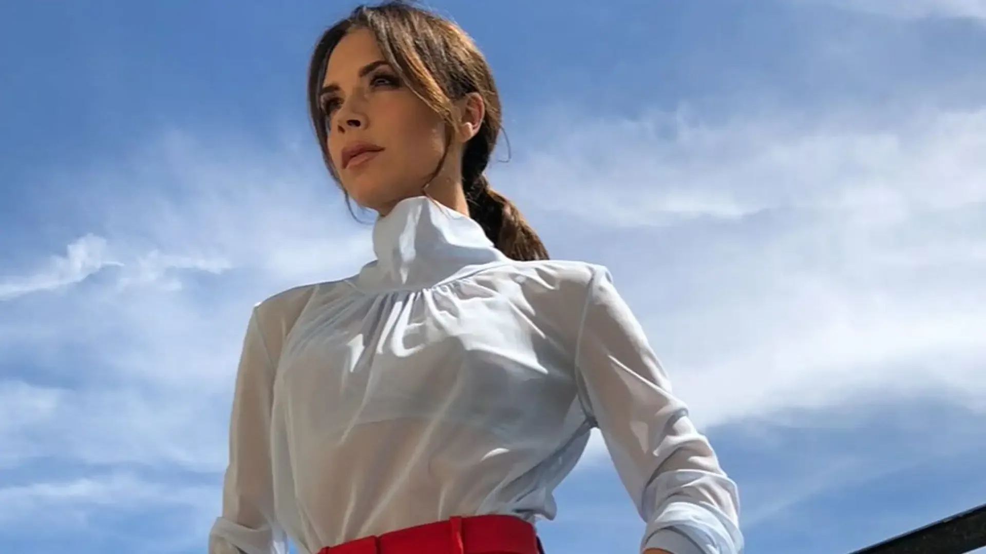 Victoria Beckham'den Yazlık Şıklık Tartışması: Bordo Elbise Seçimi Sosyal Medyada Gündem Oldu Victoria Beckham'den Yazlık Şıklık Tartışması: Bordo Elbise Seçimi Sosyal Medyada Gündem Oldu