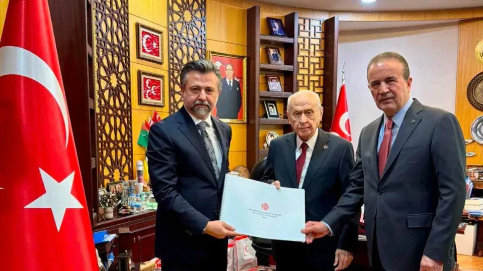 MHP Antalya Teşkilatı Kongre Raporunu Devlet Bahçeli'ye Sundu görseli