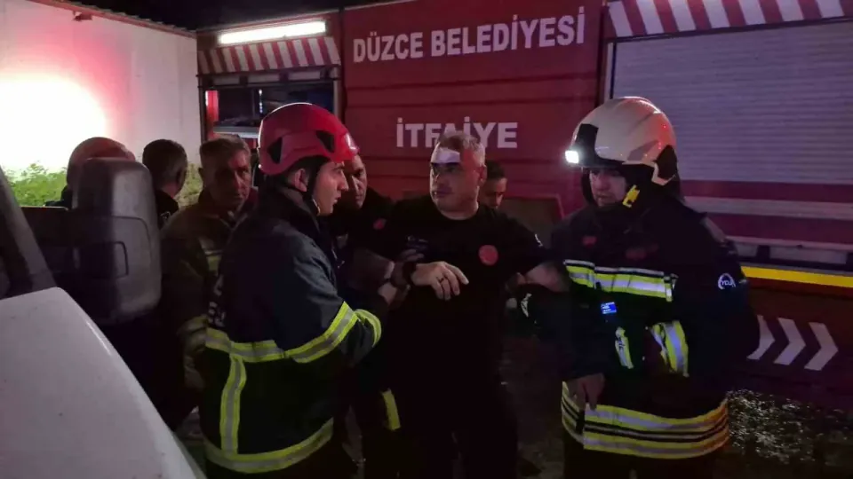 Düzce'de Fabrikada Yangın: Çatı Üzerine Düşen İtfaiyeci Yaralandı görseli