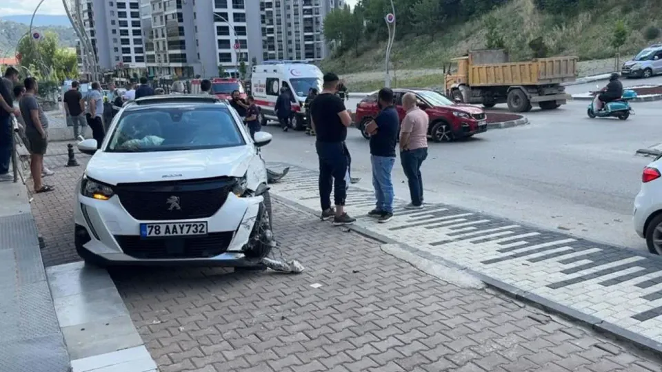 Karabük'te Ehliyetsiz Sürücünün Sebep Olduğu Kazada Anne ve Kızı Yaralandı görseli