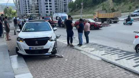 Karabük'te Ehliyetsiz Sürücünün Sebep Olduğu Kazada Anne ve Kızı Yaralandı