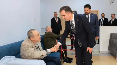 Bitlis Valisi Karakaya, 1 Ekim Dünya Yaşlılar Günü'nde Ahlat'ta yaşlılara ulaştı