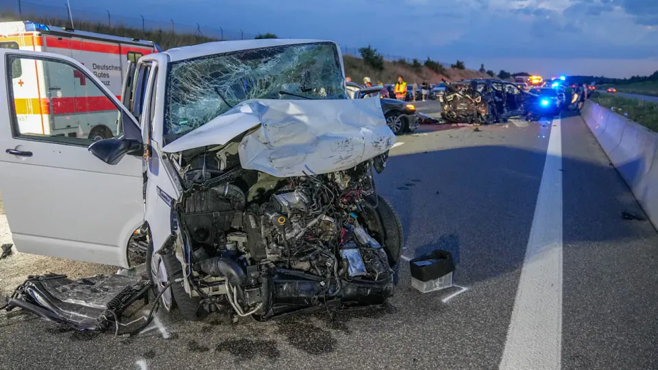 Almanya'da A6 Otoyolunda Zincirleme Kaza: 8'i Çocuk 13 Yaralı görseli
