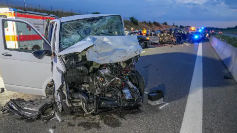 Almanya'da A6 Otoyolunda Zincirleme Kaza: 8'i Çocuk 13 Yaralı