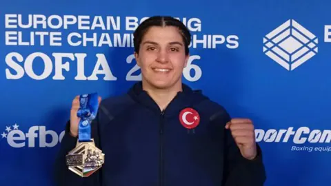 Busenaz Sürmeneli Avrupa boks tahtını zorladı: Üst üste ikinci altın madalya
