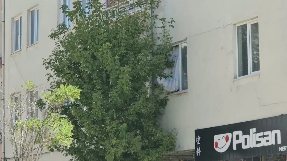 Çorum'da aranan pencereden atlayarak kaçtı, yaralandı görseli