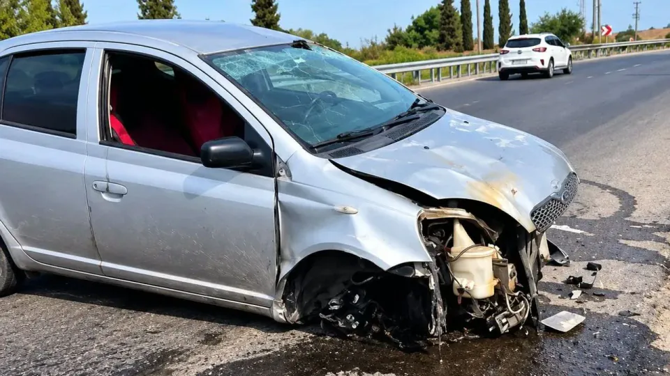 Kuşadası-Söke yolunda korkulu kaza: 3 yaralı hastaneye kaldırıldı görseli
