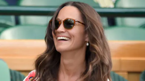 Pippa Middleton'ın Wimbledon Şıklığı: Floral Elbise ile Göz Kamaştırdı