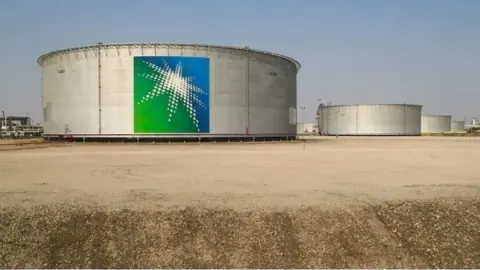 Husiler Suudi Arabistan Petrol Tesislerini Hedef Aldı: Enerji Hatları Vuruldu