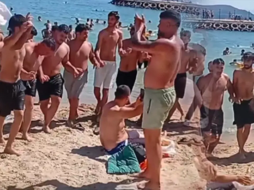 Caddebostan Plajı'nda Halay Tartışması: Sosyal Medya Gündem Oldu görseli