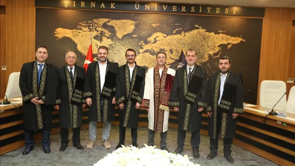 Şırnak Üniversitesi'nde Doçentlik Heyecanı: Yakup Akyürek Cübbesini Giydi görseli