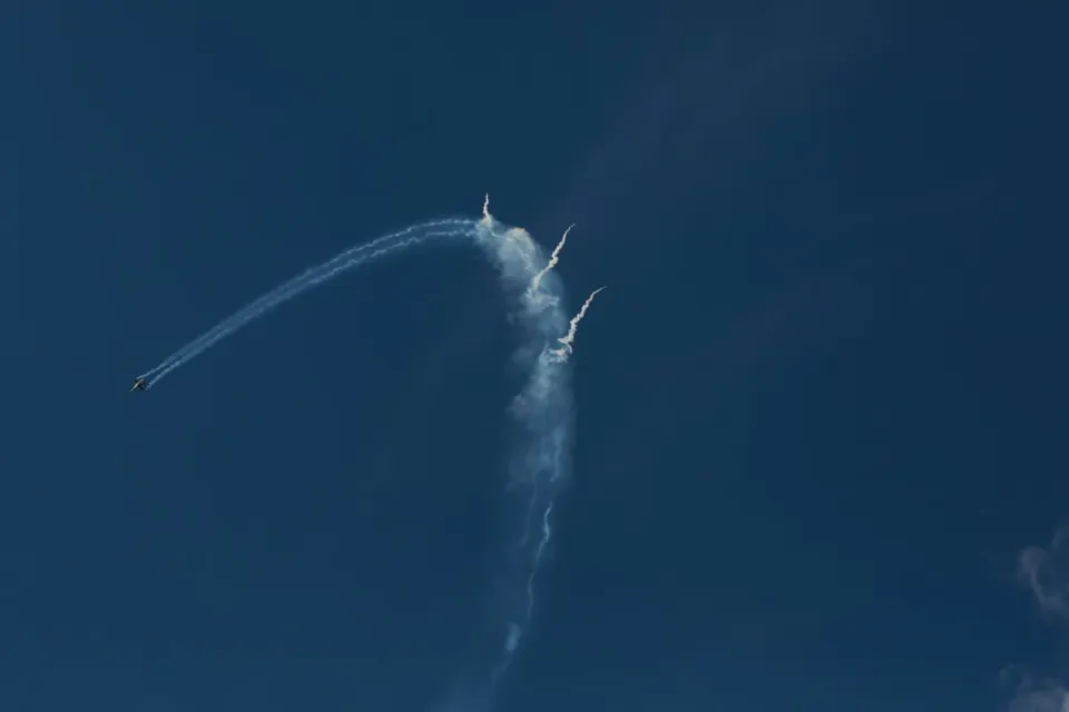 SOLOTÜRK, Saint-Dizier'de F-16 ile gökyüzünü sardı: Binlerce izleyici nefesini kesti görseli