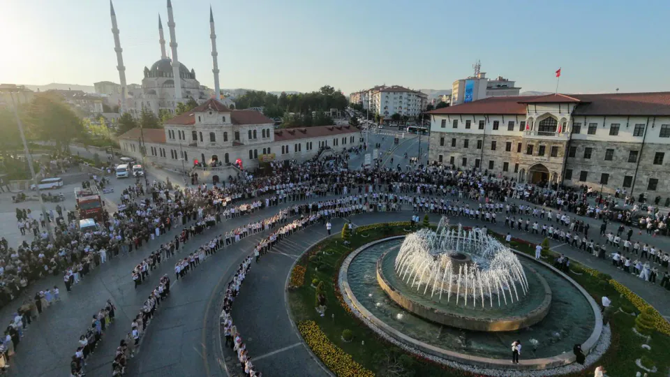 Sivas'ta Bin 58 Kadın Aynı Anda Halay Çekti görseli