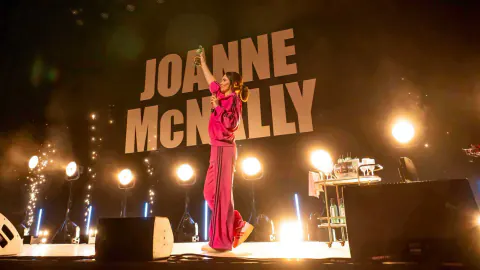 İrlanda Komedisinin Yükselen Yıldızı Joanne McNally ve Pinotphile Turnesi