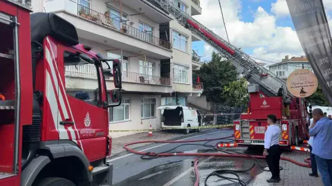 Sarıyer'de yangın: İki binanın çatısı ve bir araç yandı