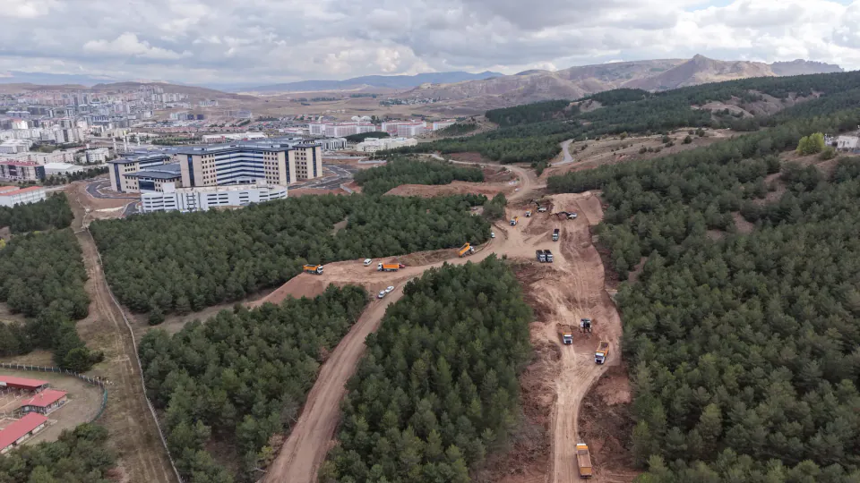 Sivas'ta Yeni Üniversite Hastanesi'ne ana damar: Alparslan Türkeş Bulvarı güzergah çalışmaları hızlandı görseli