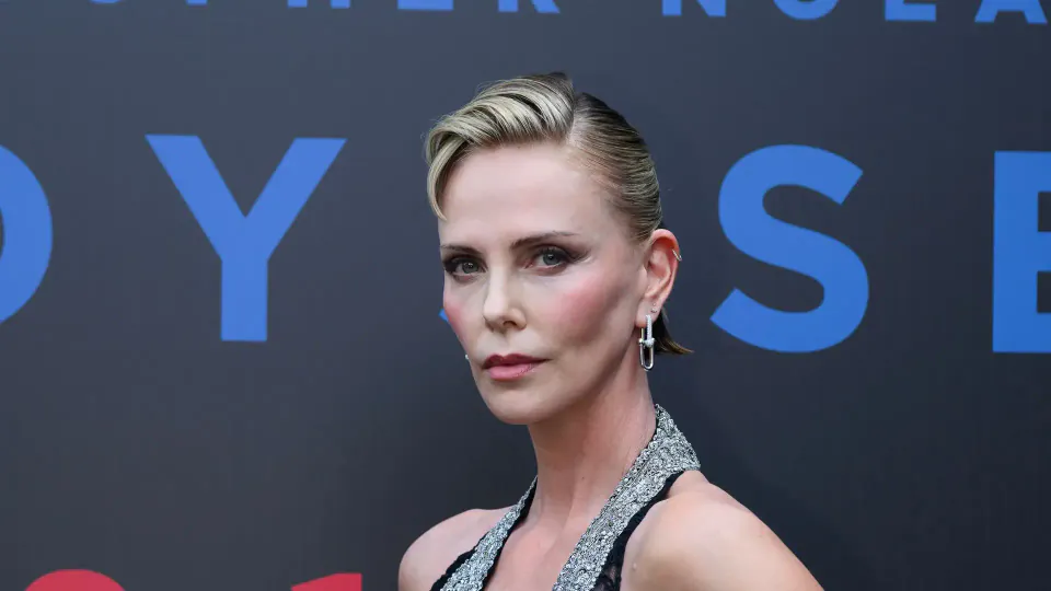 Charlize Theron, 50 Yaşında Beijing'deki Görkemli Gecede Göz Atıyor görseli