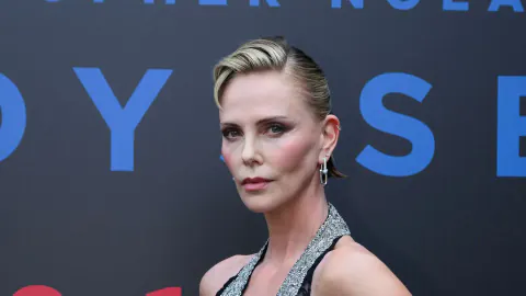 Charlize Theron, 50 Yaşında Beijing'deki Görkemli Gecede Göz Atıyor