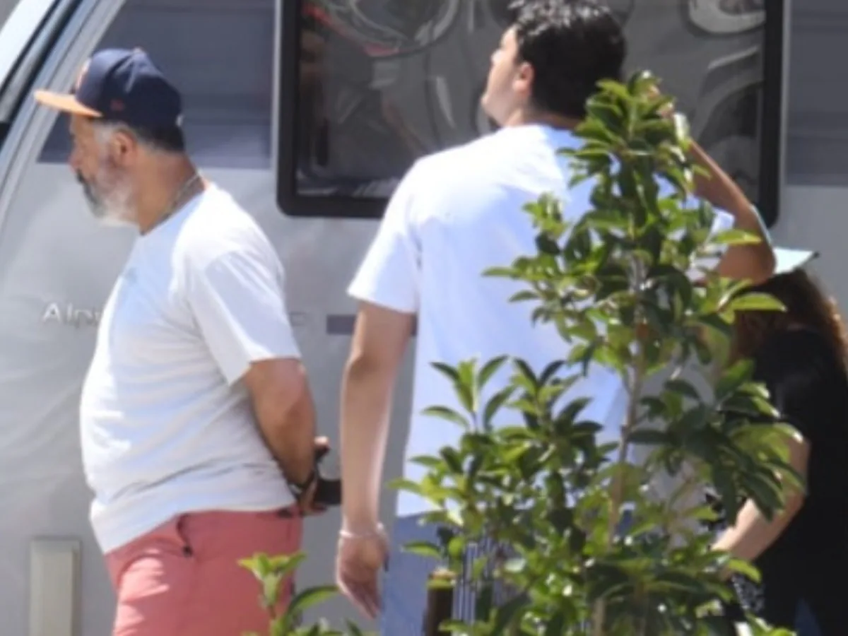 Mehmet Özgür'den Bodrum'da Sade Tatil Tercihi: Ailesiyle Karavanda Mehmet Özgür'den Bodrum'da Sade Tatil Tercihi: Ailesiyle Karavanda