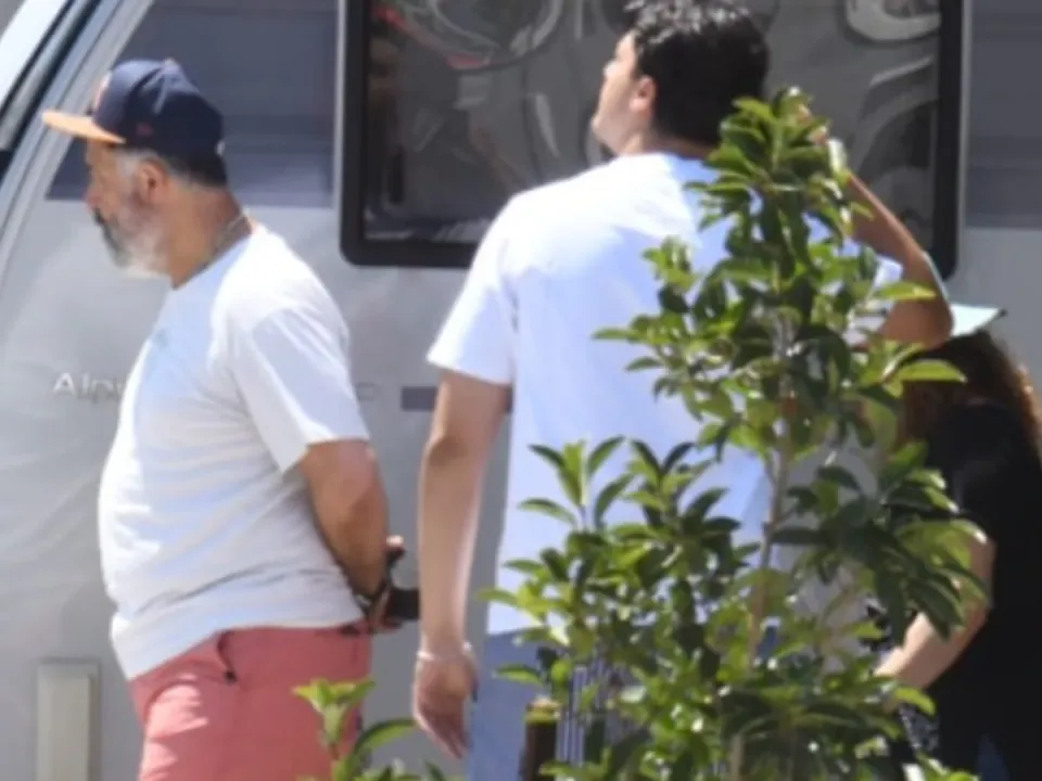 Mehmet Özgür'den Bodrum'da Sade Tatil Tercihi: Ailesiyle Karavanda görseli