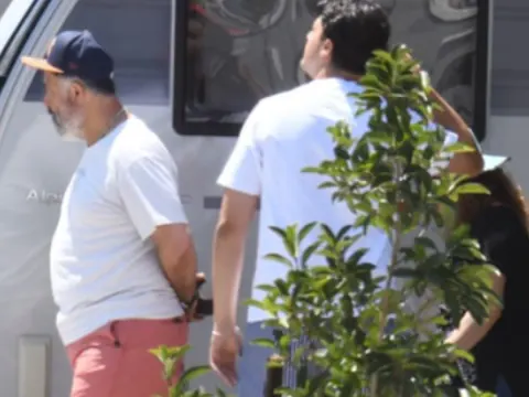 Mehmet Özgür'den Bodrum'da Sade Tatil Tercihi: Ailesiyle Karavanda