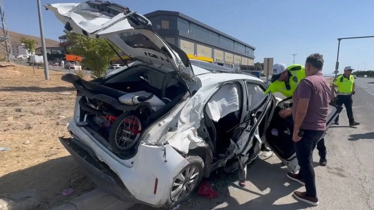 Elazığ'da Tır ve Otomobil Çarpıştı: 4 Yaralı Elazığ'da Tır ve Otomobil Çarpıştı: 4 Yaralı