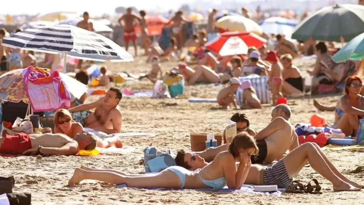 Narbonne'da Yeni Kural: Üstsüz Gezen Turistlere Para Cezası Narbonne'da Yeni Kural: Üstsüz Gezen Turistlere Para Cezası