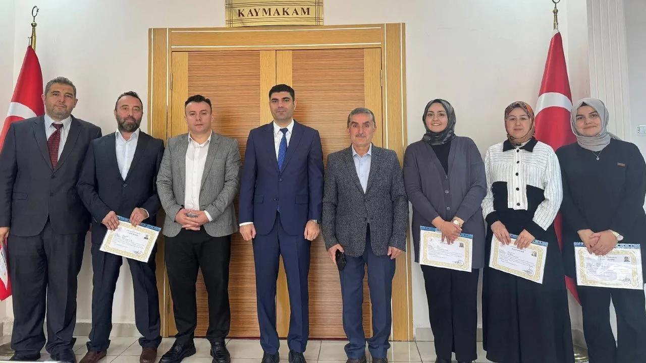 Kurşunlu Kaymakamı Erasmus+ Proje Ekibine Başarı Belgelerini Verdi Kurşunlu Kaymakamı Erasmus+ Proje Ekibine Başarı Belgelerini Verdi