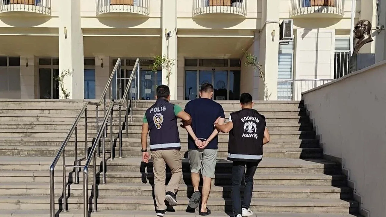 Bodrum'da 39 Yıl Hapis Cezasıyla Aranan Firari Yakalandı Bodrum'da 39 Yıl Hapis Cezasıyla Aranan Firari Yakalandı