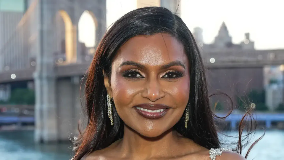 Mindy Kaling'den Şaşırtan Değişim: 40'lı Yaşlarında 18 Kilogram Verdi görseli